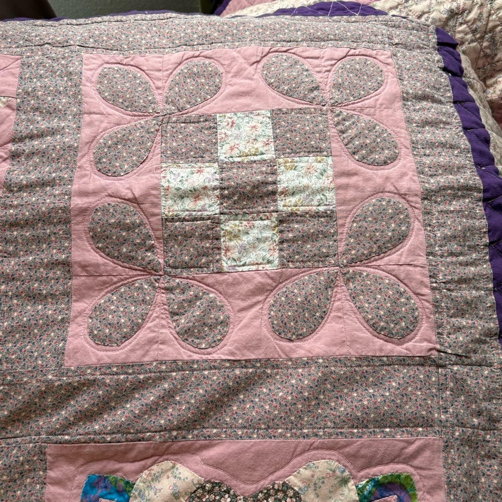 Dated 1989 SAMPLER Cotton PATCHWORK QUILT  - 86”x 100” Pink - Picture 9 of 16